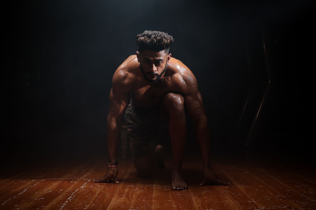 hero-img-02 Dynamic image of a muscular man in a kneeling start position, highlighting strength and focus.